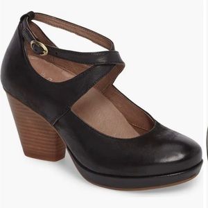 Rare Dansko Minette Mary Jane’s in Navy, size 9.5-10; never worn.